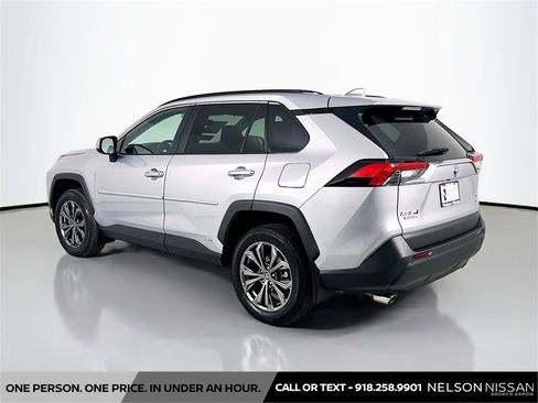 Used 2022 Toyota RAV4 XLE Premium image 7