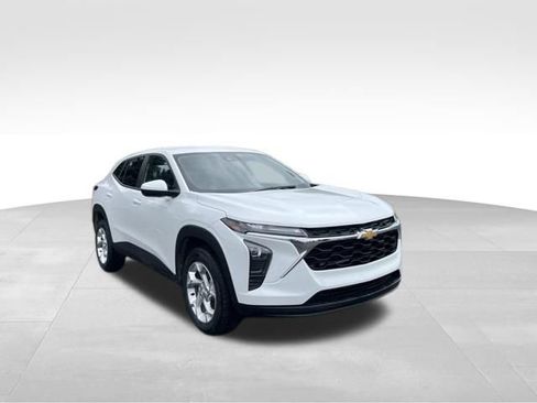 Used 2024 Chevrolet Trax LS w/ LS Convenience Package FWD image 7