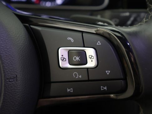 Used 2018 Volkswagen Golf R 4-Door image 44