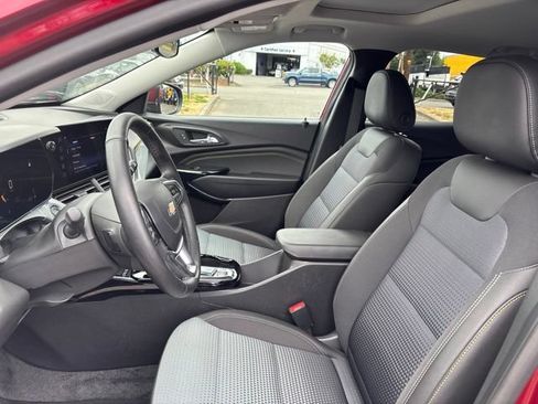 Used 2025 Chevrolet Trax LT w/ Sunroof Package FWD image 9