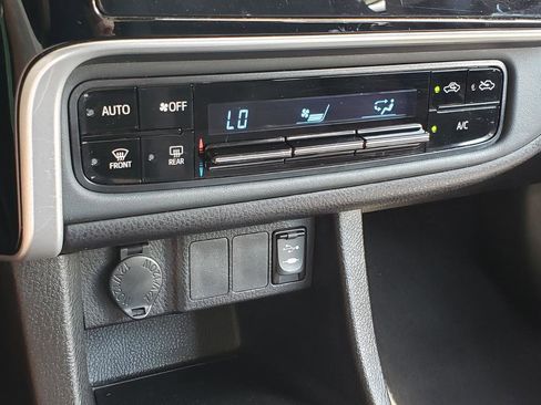 Used 2017 Toyota Corolla LE image 24