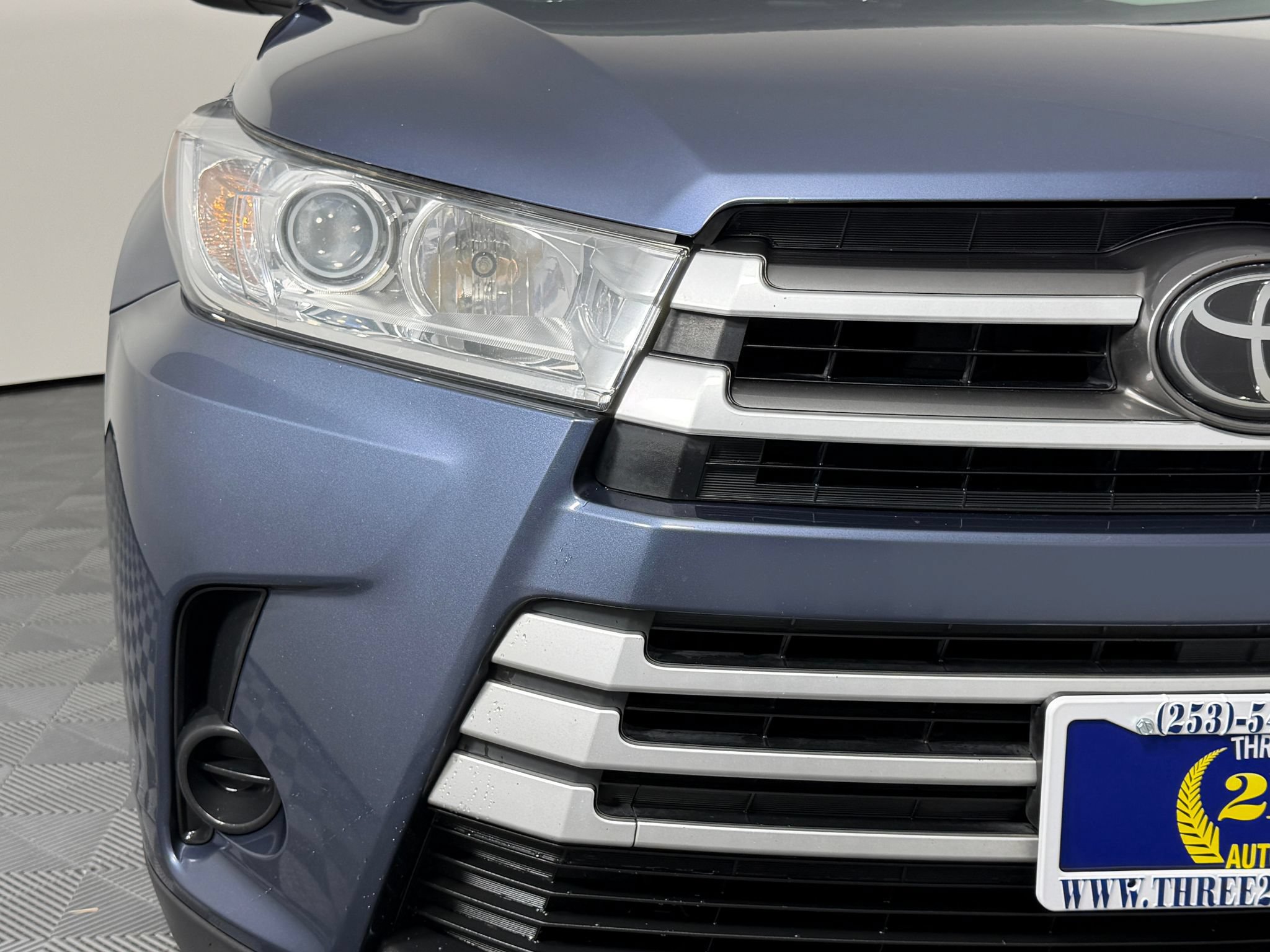 Used 2017 Toyota Highlander LE FWD image 4