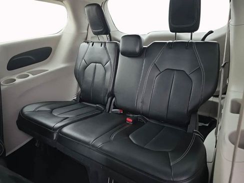 Used 2024 Chrysler Pacifica Limited FWD image 15