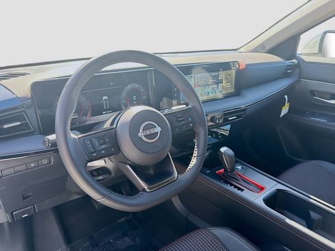 Used 2025 Nissan Kicks SR FWD image 9