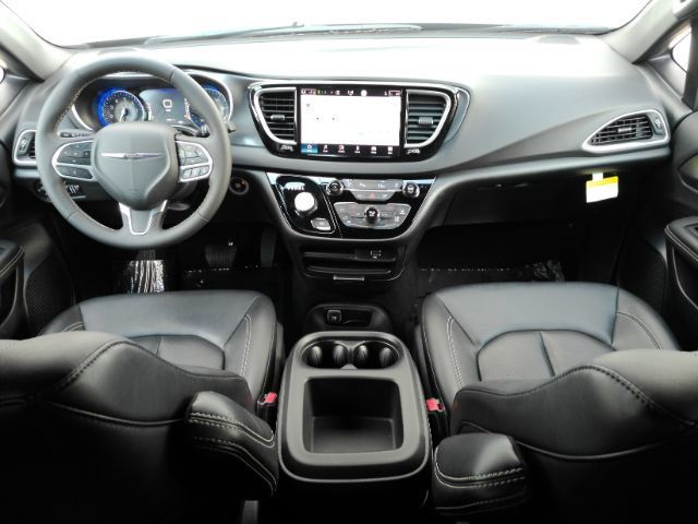 Used 2026 Chrysler Pacifica Select FWD image 2