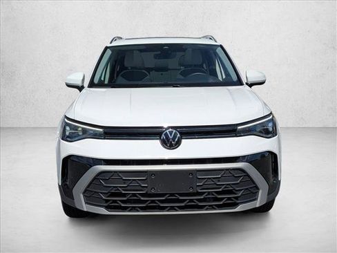 Used 2025 Volkswagen Taos SE AWD/4WD image 2