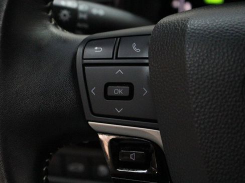 Used 2025 Toyota Camry SE w/ Convenience Package image 9