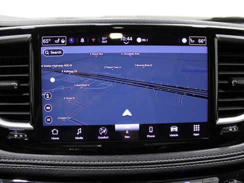 Used 2024 Chrysler Pacifica Limited image 17