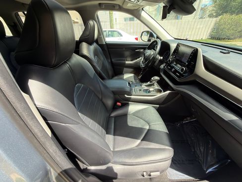 Used 2021 Toyota Highlander XLE AWD/4WD image 25