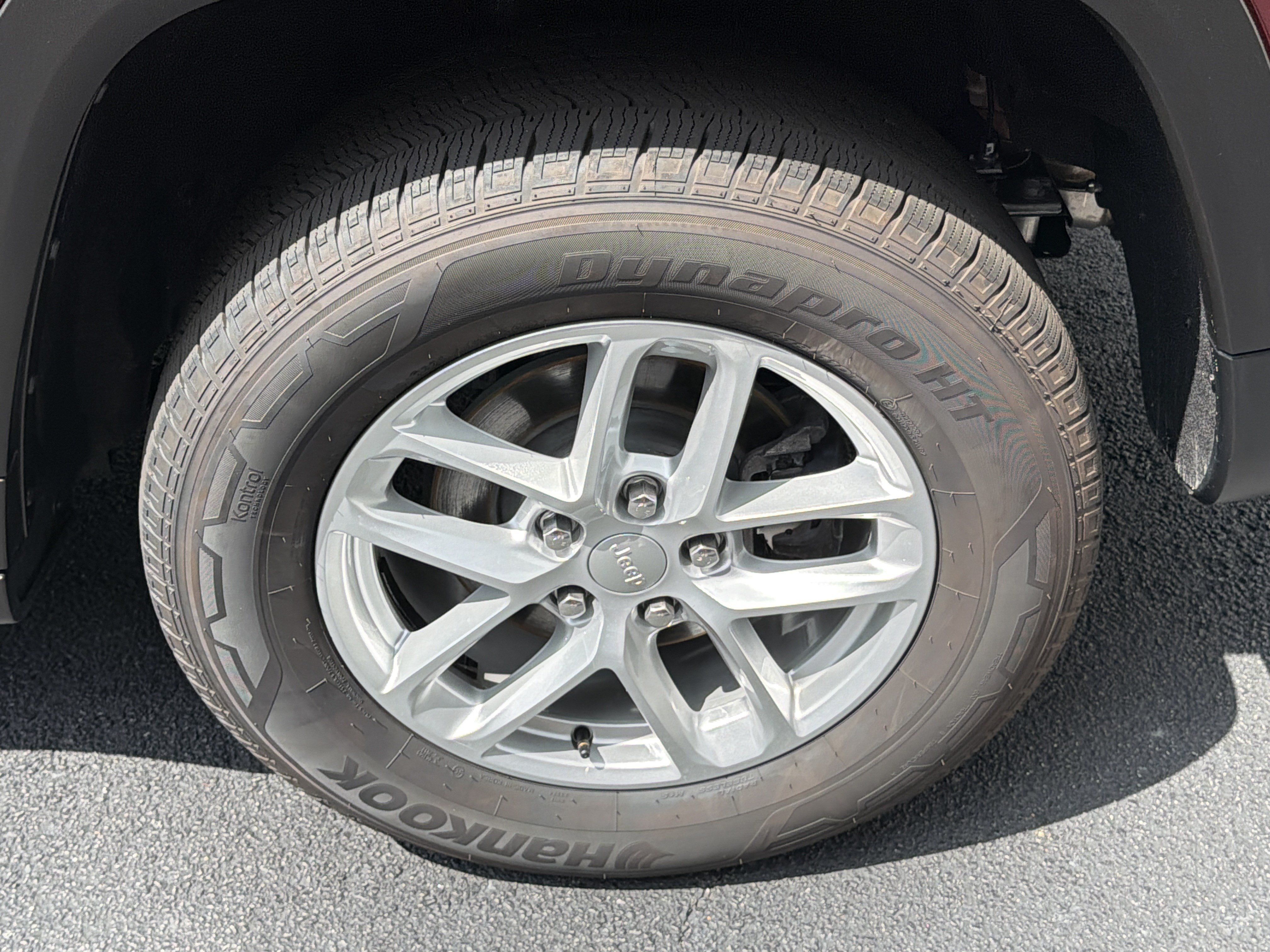 Used 2025 Jeep Grand Cherokee Laredo X RWD image 19