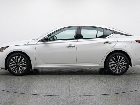 Used 2025 Nissan Altima 2.5 SV image 5