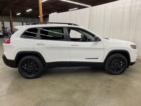 Used 2023 Jeep Cherokee Altitude Lux w/ Mopar Interior Package AWD/4WD image 7