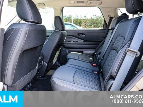 Used 2025 Nissan Pathfinder S image 21