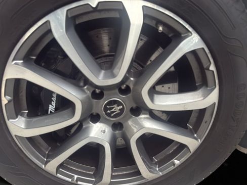 Used 2021 Maserati Levante S AWD/4WD image 19