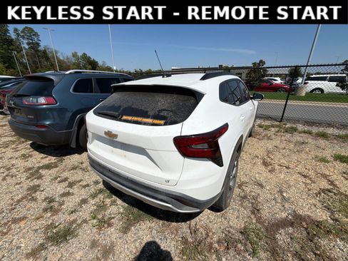 Used 2025 Chevrolet Trax LT FWD image 4