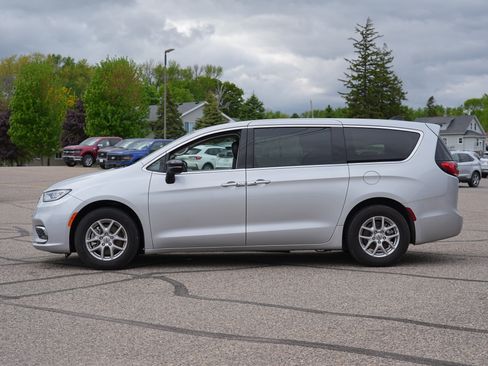 Used 2024 Chrysler Pacifica Touring-L FWD image 7