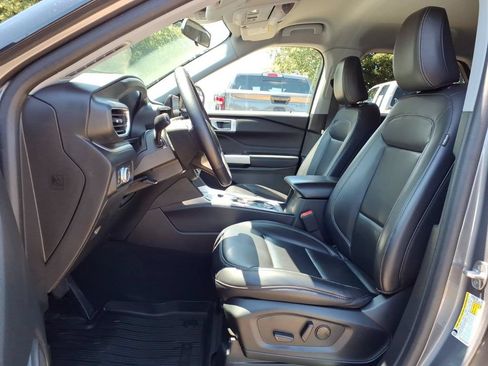 Used 2021 Ford Explorer XLT w/ Equipment Group 202A AWD/4WD image 17