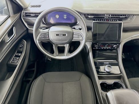 Used 2023 Jeep Grand Cherokee Laredo w/ Luxury Tech Group I AWD/4WD image 4