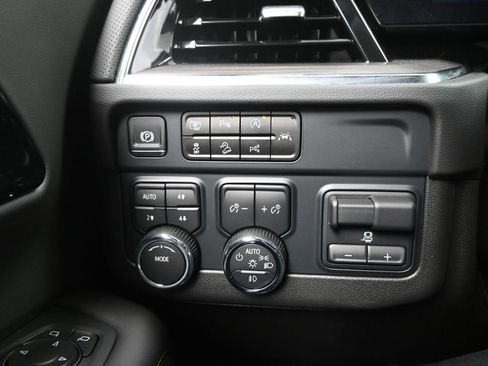 Used 2025 Chevrolet Suburban Premier image 14