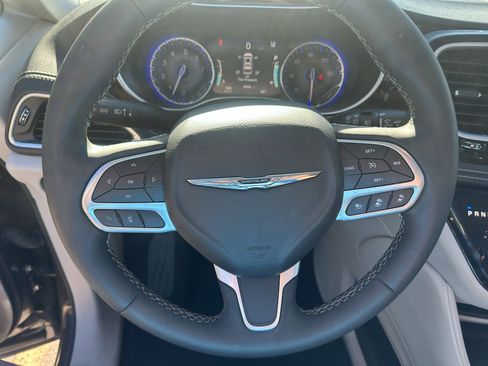 Used 2023 Chrysler Pacifica Limited FWD image 18