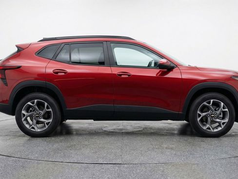 Used 2025 Chevrolet Trax LT w/ LT Convenience Package image 11