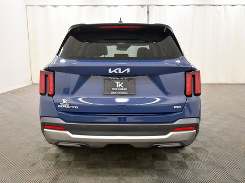 Certified 2025 Kia Sorento S w/ Panoramic Sunroof Package image 6