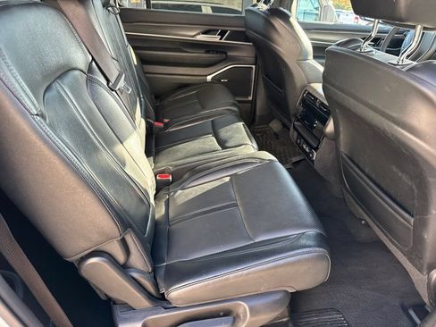 Used 2024 Jeep Wagoneer L Series II w/ Flexible Seating Group AWD/4WD image 5