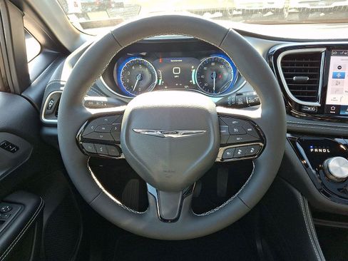 New 2026 Chrysler Pacifica Limited w/ S Appearance Package AWD/4WD image 16