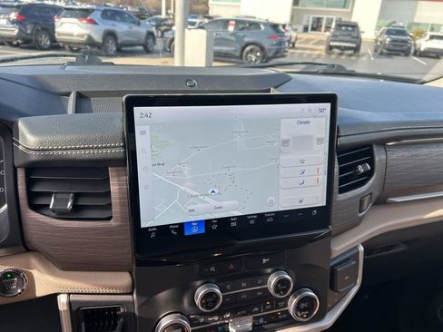 Used 2024 Ford Expedition Limited image 13