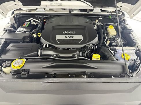 Used 2016 Jeep Wrangler Unlimited Sahara w/ Connectivity Group AWD/4WD image 24