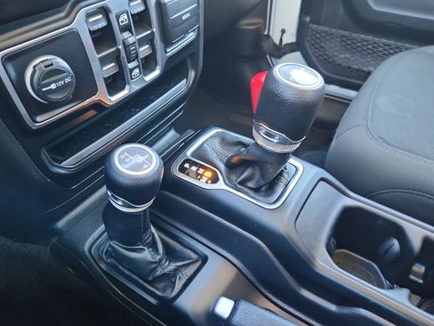 Used 2022 Jeep Gladiator Sport image 21