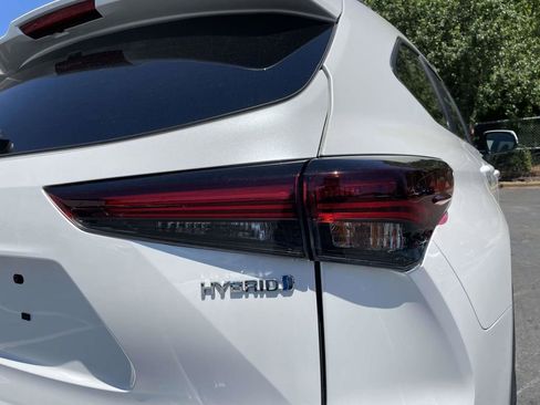Used 2024 Toyota Highlander XLE AWD/4WD image 19