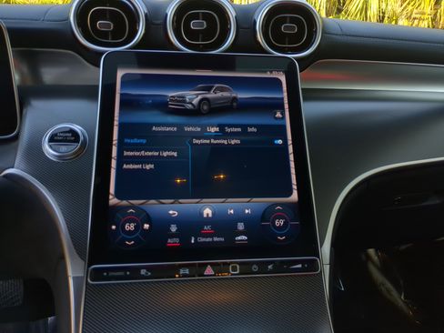 Used 2024 Mercedes-Benz GLC 300 4MATIC image 24