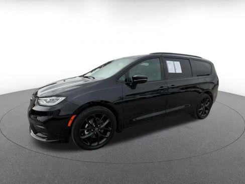 Used 2025 Chrysler Pacifica Limited FWD image 8