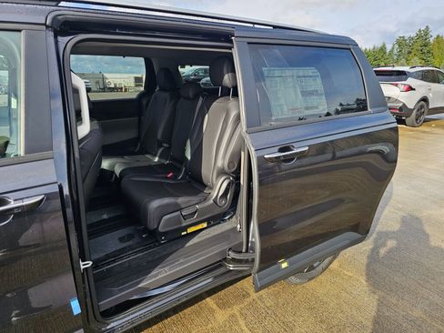 New 2026 Kia Carnival EX image 21