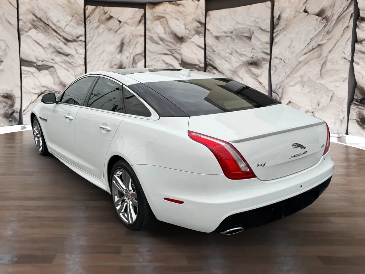 Used 2019 Jaguar XJ R-Sport RWD image 5