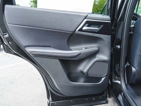 New 2025 Mitsubishi Outlander SE image 12