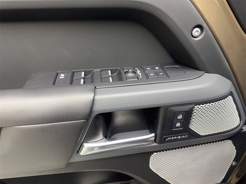 Used 2023 Land Rover Defender 130 X-Dynamic SE image 32
