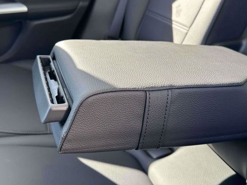 Used 2025 Mercedes-Benz GLC 350e 4MATIC image 10