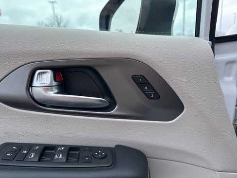 Used 2023 Chrysler Pacifica Touring-L image 11