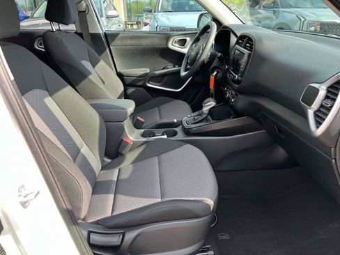 Used 2025 Kia Soul LX w/ LX Technology Package FWD image 12