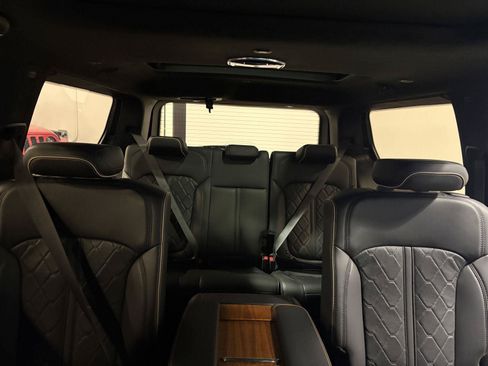 Used 2023 Jeep Grand Wagoneer Series III AWD/4WD image 40