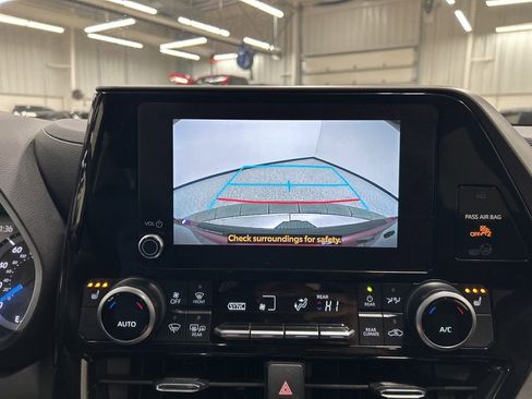 Used 2024 Toyota Highlander XLE image 15