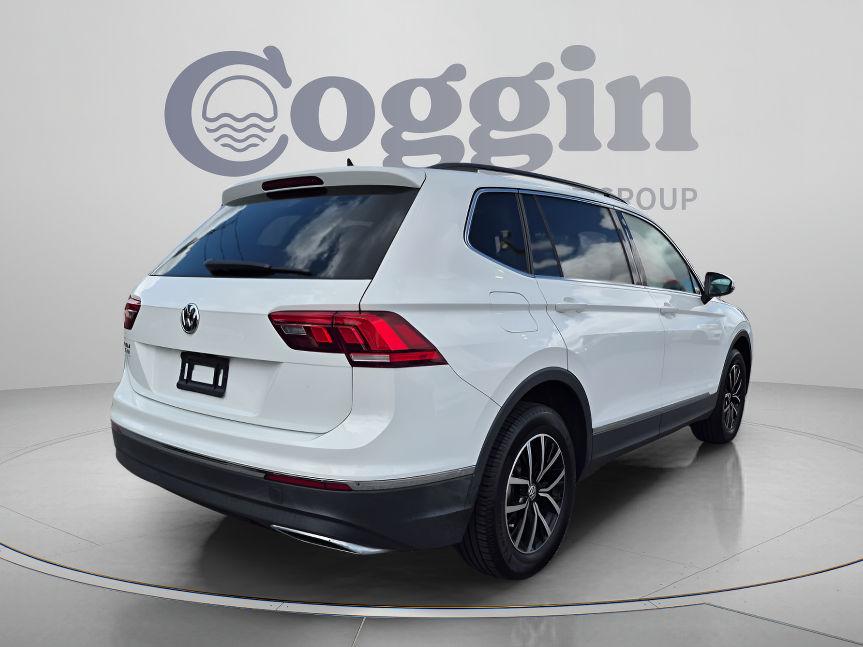 Used 2021 Volkswagen Tiguan SE w/ Panoramic Sunroof Package FWD image 6