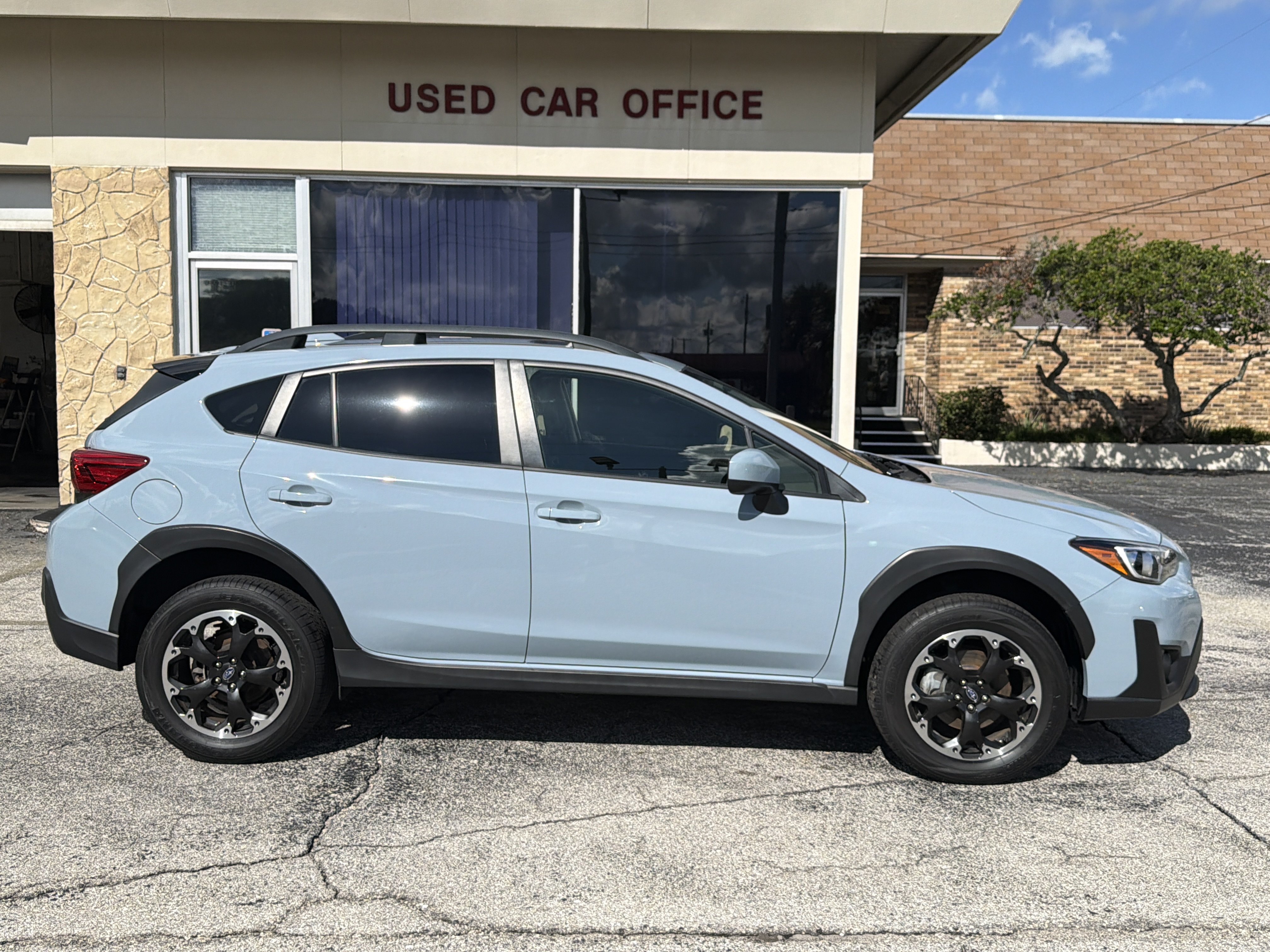 Used 2022 Subaru Crosstrek 2.0i Premium w/ Moonroof Package AWD/4WD image 2