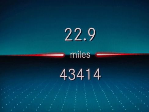 Used 2021 Mercedes-Benz GLB 250 4MATIC w/ Premium Package image 40