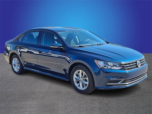 Used 2018 Volkswagen Passat 2.0T R-Line image 3