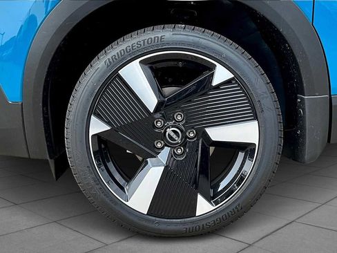 New 2025 Nissan Kicks SR image 8