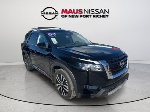 Certified 2025 Nissan Pathfinder Platinum w/ Cargo Package FWD image 2