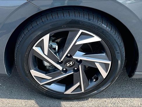 Used 2025 Hyundai Elantra Limited FWD image 9